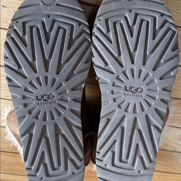 UGG Brown Boots with Cream Shearling - Picture 5 of 5